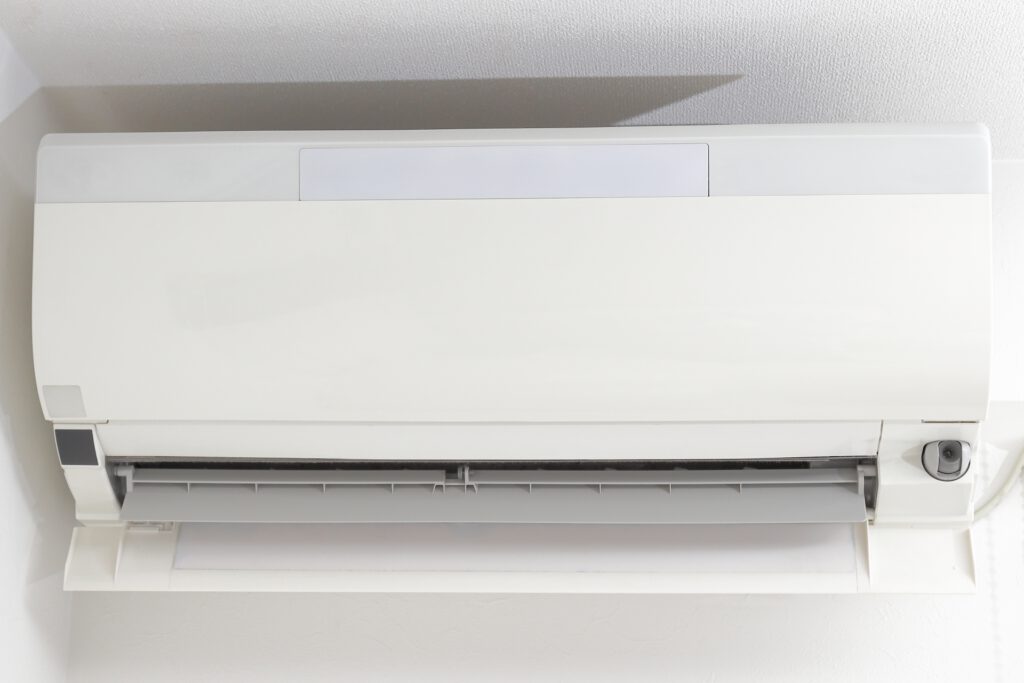 家庭用エアコン（壁掛けタイプお掃除機能付き）