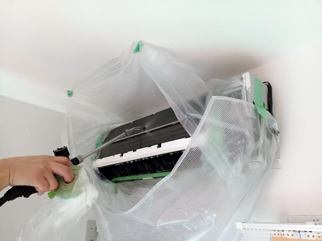 エアコンクリーニングをする作業員の手元